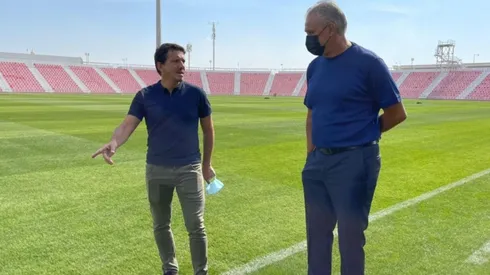 Tite y Juninho Paulista en una inspección del Grand Hamad Stadium.