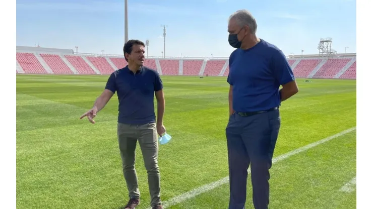 Tite y Juninho Paulista en una inspección del Grand Hamad Stadium.