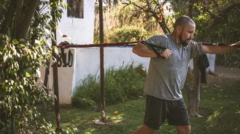 José Alvarado se prepara para sus clases vía zoom para ponerte en forma.