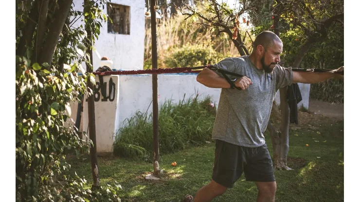 José Alvarado se prepara para sus clases vía zoom para ponerte en forma.