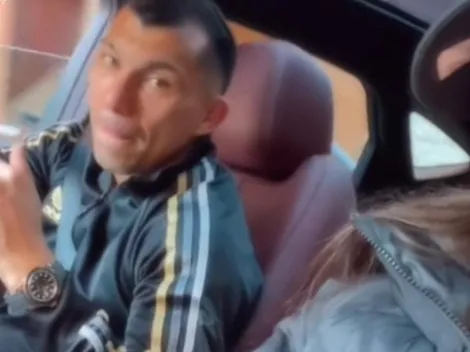 Gary la rompe cantando al ritmo de Los Prisioneros en Italia