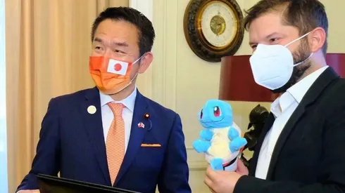 El Presidente Boric tomó de buena gana el regalo que le hizo Japón