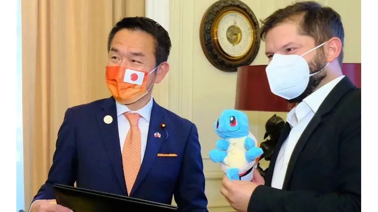 El Presidente Boric tomó de buena gana el regalo que le hizo Japón