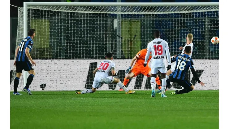 Atalanta derrotó al Bayer Leverkusen pese al tempranero golazo de Charles Aránguiz en Europa League.