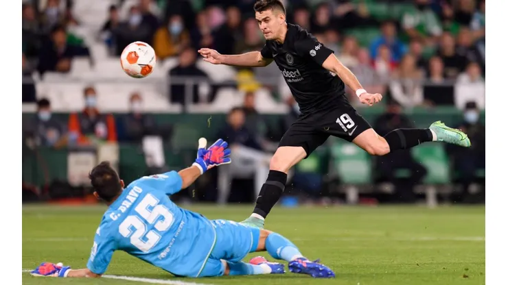 Claudio Bravo le causó dolores de cabeza a Rafael Santos Borré.