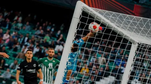 Claudio Bravo fue figura en el Betis a pesar del extraño gol que le convirtieron