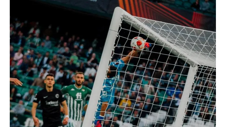 Claudio Bravo fue figura en el Betis a pesar del extraño gol que le convirtieron