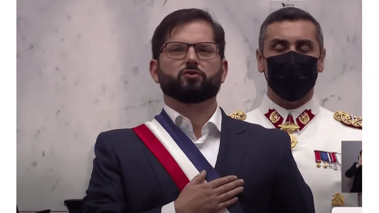 El presidente Gabriel Boric entona el himno nacional.