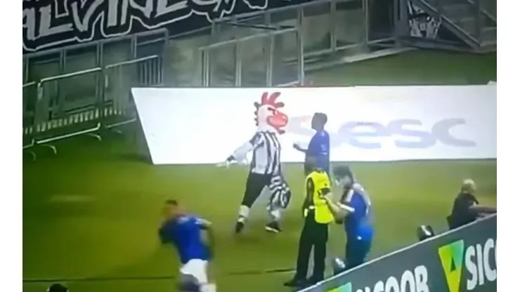 El Galo Doido encarando a un jugador del Cruzeiro