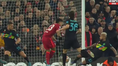 Arturo Vidal se estira para salvar al Inter del gol