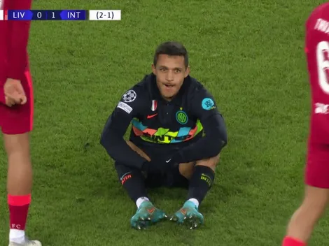 ¡Nooooo! Alexis Sánchez ve la roja en su mejor momento