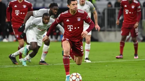 Robert Lewandowski la mandó a guardar tres veces con dos penales.
