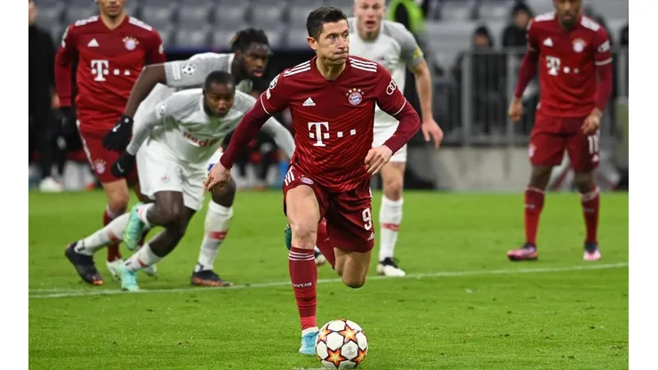 Robert Lewandowski la mandó a guardar tres veces con dos penales.