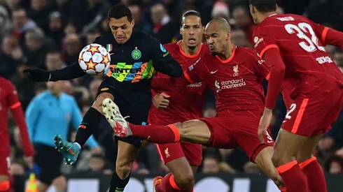 Alexis Sánchez fue de los mejores del partido, pero una roja parece haber nublado todo lo que hizo