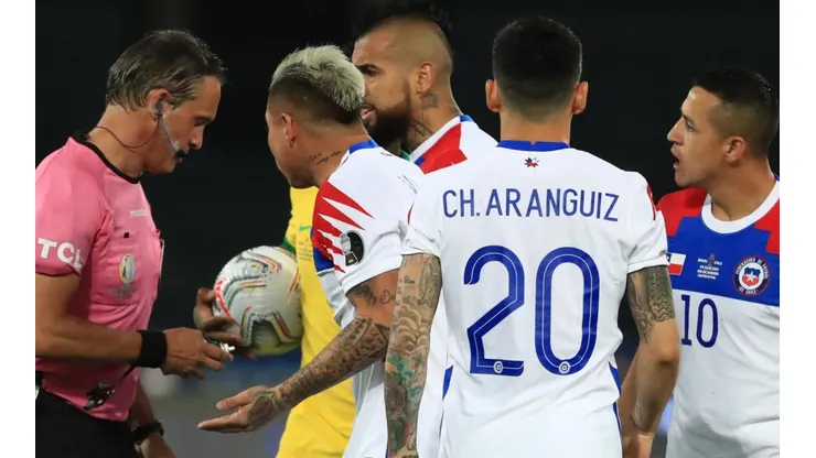 Patricio Loustau será el árbitro princial del duelo de Chile ante Uruguay.