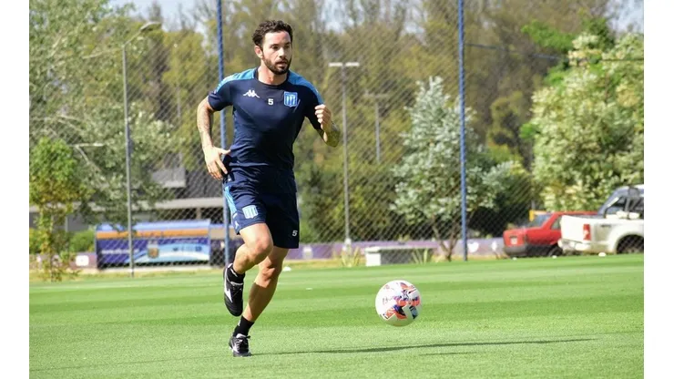 Eugenio Mena podría volver el próximo lunes a jugar con la camiseta de Racing en Argentina.