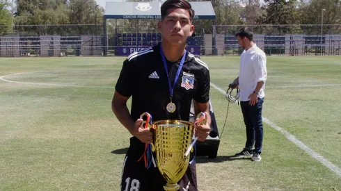 Vaca festeja el campeonato juvenil obtenido en Colo Colo