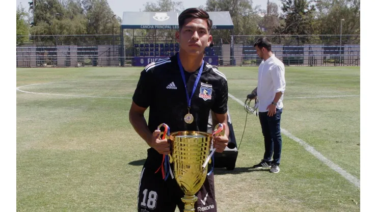 Vaca festeja el campeonato juvenil obtenido en Colo Colo