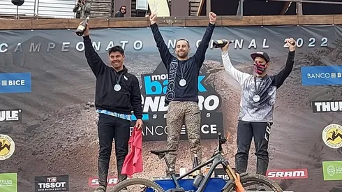 Gato Silva celebra en el podio su segundo lugar