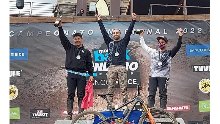Gato Silva celebra en el podio su segundo lugar