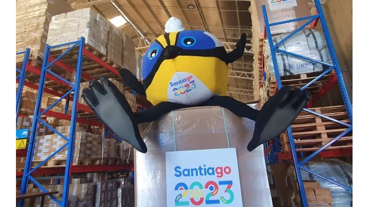 La mascota Fiu se arremangó las alas y trabajó como el que más en el desembarco del material oficial de competencia parea Santiago 2023