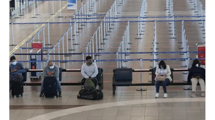 Minsal anuncia que PCR de entrada al aeropuerto bajará a la mitad