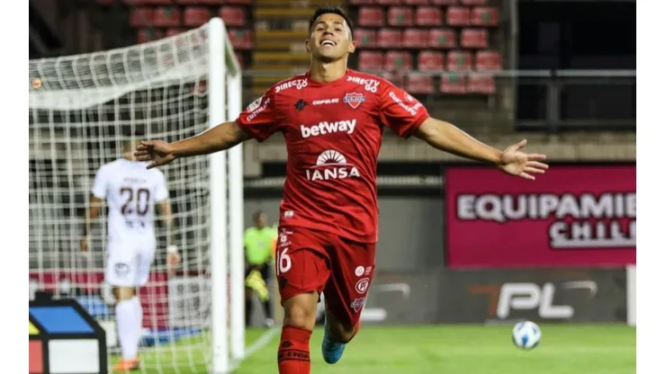 Alexander Aravena se convirtió en el segundo jugador en marcar un triplete en el Campeonato Nacional 2022 y tiene tan solo 19 años.