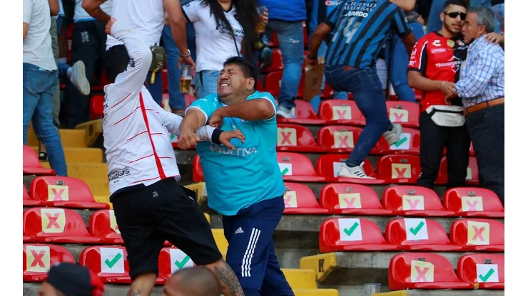 Hinchas de Querétaro y Atlas se pelean en México mientras aficionados se resguardan con miedo