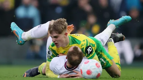 Brandon Williams y Christian Eriksen se enredaron en una disputa por la pelota.