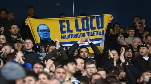 Los hinchas del Leeds United llevaron banderas para recordar a Marcelo Bielsa