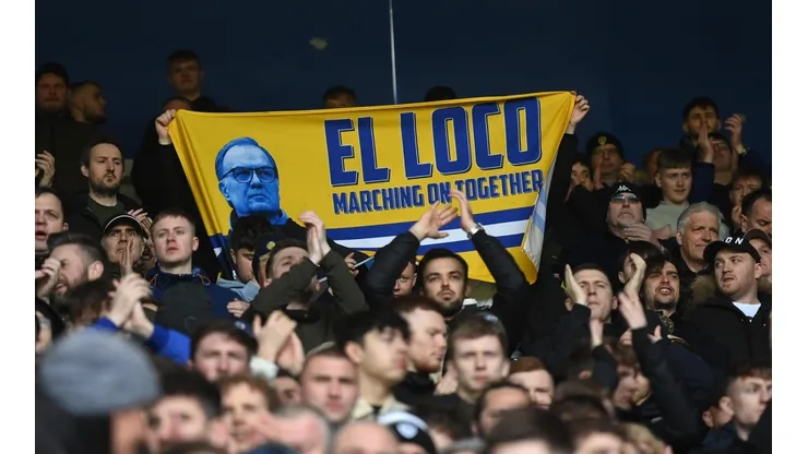 Los hinchas del Leeds United llevaron banderas para recordar a Marcelo Bielsa