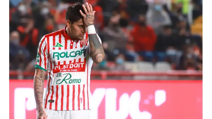 El chileno no lo pasa bien en México.