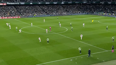 Claudio Bravo lanzó un tremendo pase para iniciar la jugada de gol.