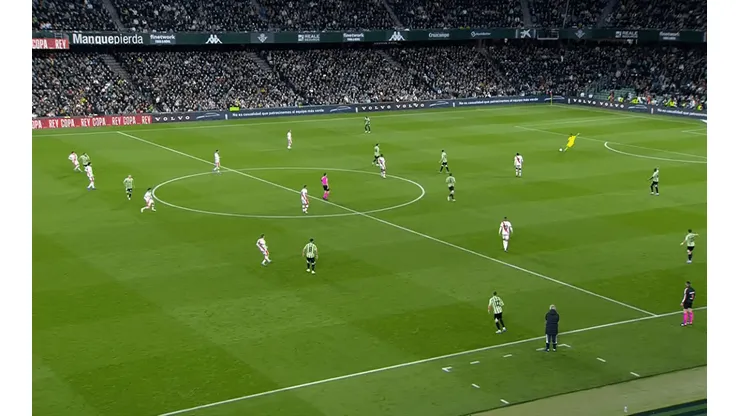 Claudio Bravo lanzó un tremendo pase para iniciar la jugada de gol.