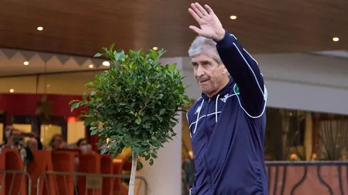Manuel Pellegrini saluda a los hinchas del Real Betis fuera del hotel de concentración.