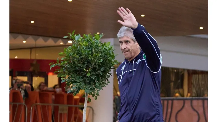 Manuel Pellegrini saluda a los hinchas del Real Betis fuera del hotel de concentración.