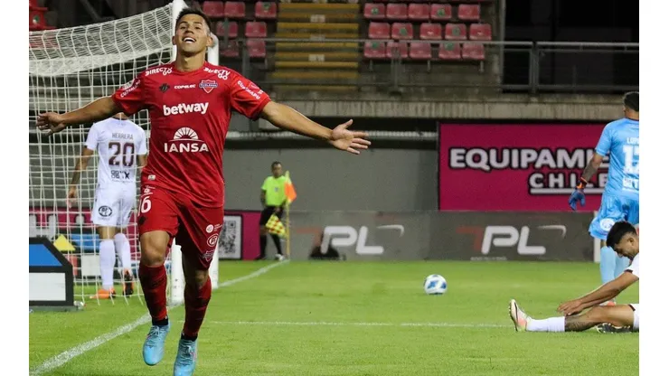 Aravena es el jugador del partido con sus tres goles en Chillán.
