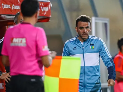 Locura: Árbitros expulsan a más integrantes de la banca que a jugadores