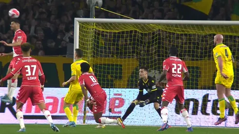 Guillermo Maripán la mandó a guardar con un tremendo cabezazo.