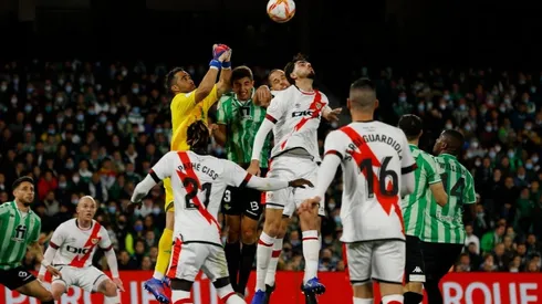 Claudio Bravo fue factor clave en el gol de Betis.