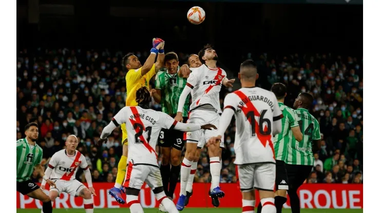 Claudio Bravo fue factor clave en el gol de Betis.