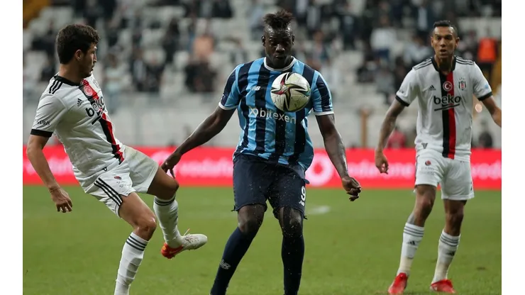 Balotelli tiene diez goles en 22 partidos con el Adana Demirspor de Turquía