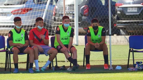 Mateo Solari, el primero de derecha a izquierda, espera su oportunidad en la juvenil de Santiago Morning