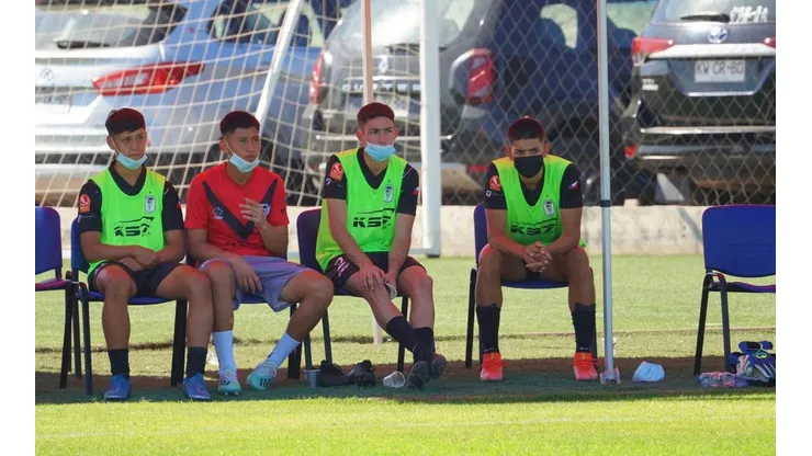 Mateo Solari, el primero de derecha a izquierda, espera su oportunidad en la juvenil de Santiago Morning
