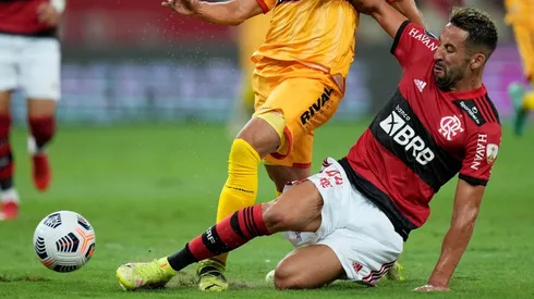 Mauricio Isla se ganó un coscorrón por parte de Flamengo