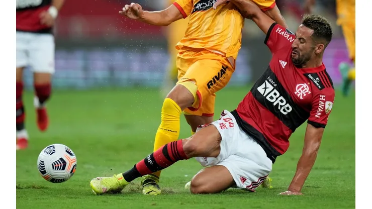 Mauricio Isla se ganó un coscorrón por parte de Flamengo