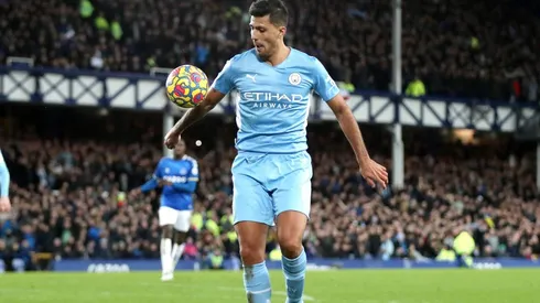 Rodrigo metió la mano y todo el Everton reclamó penal, pero terminaron cobrando un offside