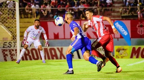 Marcos Velázquez bajó al puntero del fútbol hondureño con un golazo de volea en los minutos finales del clásico ceibeño