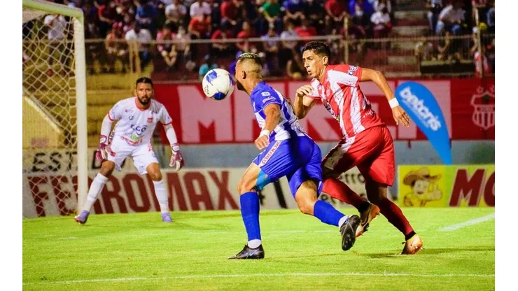 Marcos Velázquez bajó al puntero del fútbol hondureño con un golazo de volea en los minutos finales del clásico ceibeño