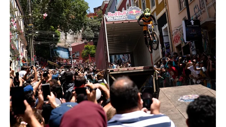 Valparaíso vuelve a recibir la carrera de descenso urbano más extrema de Latinoamérica con el Red Bull Valparaíso Cerro Abajo.